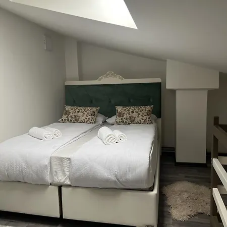 Duplex, 10 Min To Center, Free Parking *