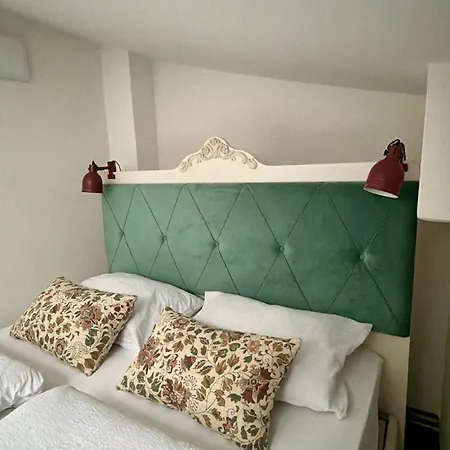Duplex, 10 Min To Center, Free Parking *