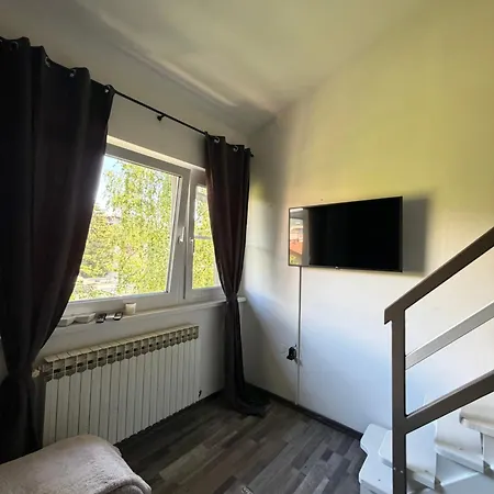Duplex, 10 Min To Center, Free Parking