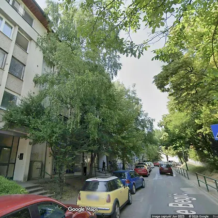 Duplex, 10 Min To Center, Free Parking *